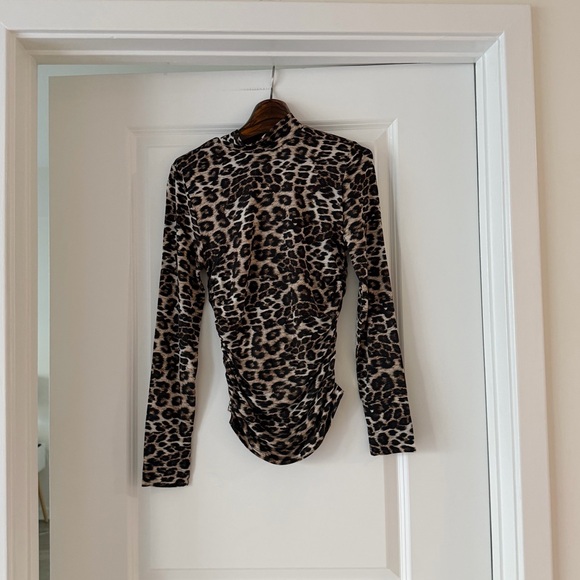 Farm Rio Leopard Print Natural Skin Jersey Blouse - Picture 4 of 7